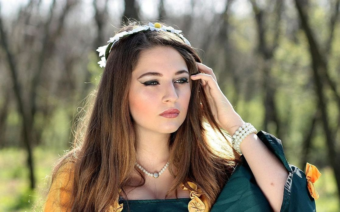 Sıcak bir çayın eşliğinde, antik bir heykelin fotoğrafı